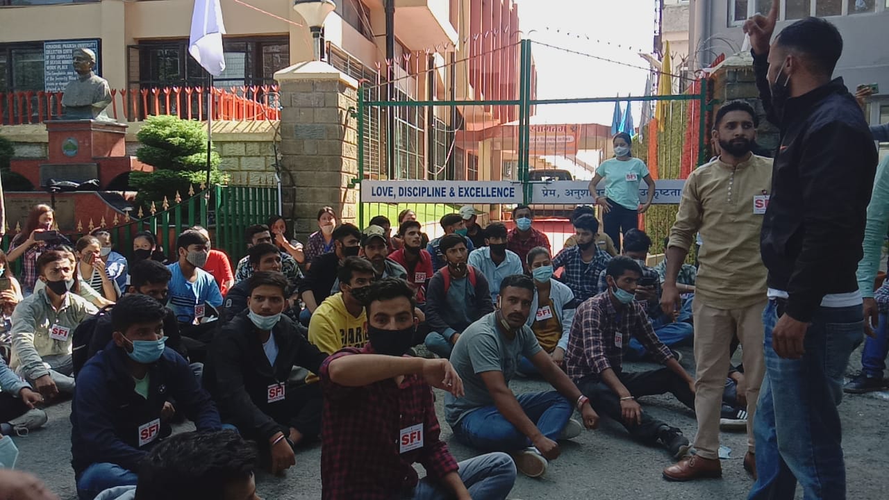 एसएफआई विश्वविद्यालय इकाई ने विश्वविद्यालय के अंदर उग्र प्रदर्शन किया