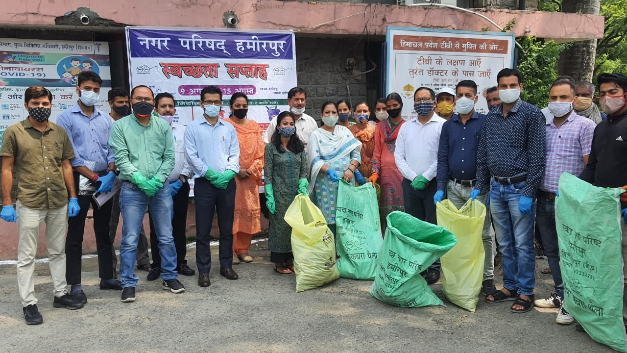 डीसी ने अधिकारियों के साथ चलाया सफाई अभियान