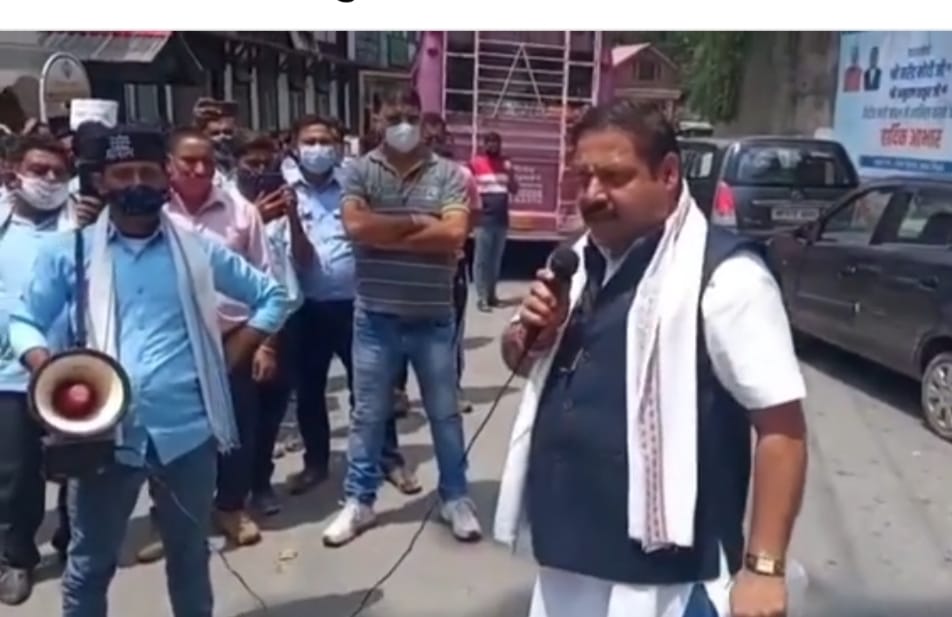 सचिवालय के बाहर गरेज टैक्सी