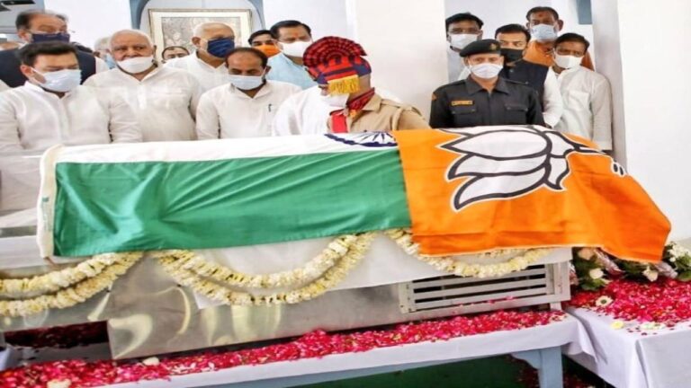 राष्ट्रीय ध्वज के उपर भाजपा का झंडा लगाए जाने पर उपजा विवाद