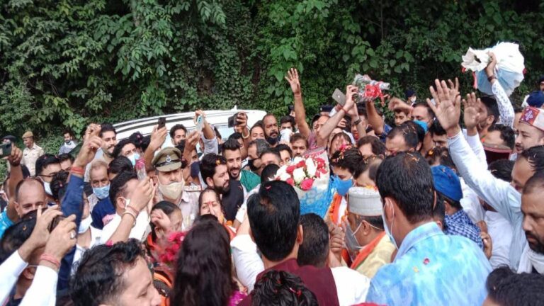 परवाणू भाजपा कार्यकर्ताओ ने अनुराग ठाकुर किया जोरदार स्वागत