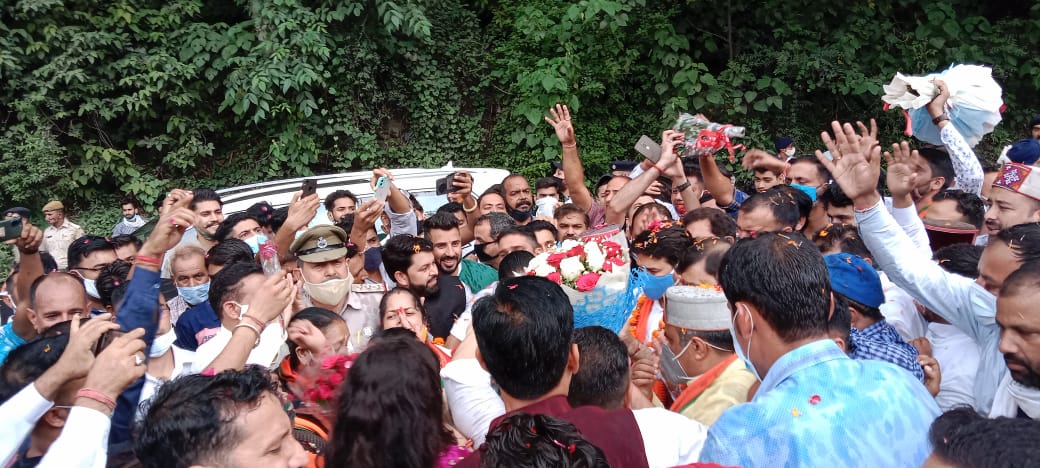 परवाणू भाजपा कार्यकर्ताओ ने अनुराग ठाकुर किया जोरदार स्वागत