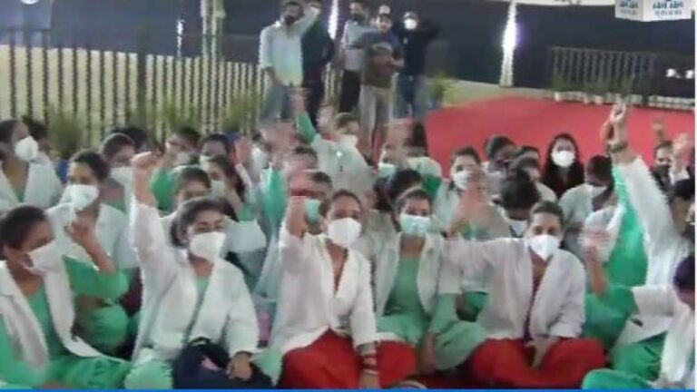 स्वास्थ्य मंत्री के गृह जिला में मेकशिफ्ट अस्पताल में सेवाएं दे रहीं स्टाफ नर्सों ने की हड़ताल