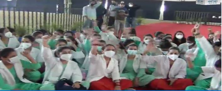 स्वास्थ्य मंत्री के गृह जिला में मेकशिफ्ट अस्पताल में सेवाएं दे रहीं स्टाफ नर्सों ने की हड़ताल