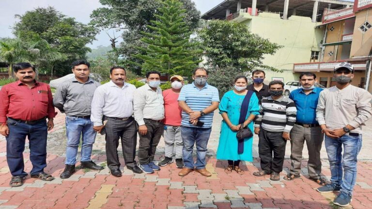 हिमाचल प्रदेश वेरोजगार अध्यापक संघ के प्रदेशाध्यक्ष श्री निर्मल सिंह धीमान, वरिष्ठ उपाध्यक्ष अजय रत्न, मुख्य संगठन सचिव पुरुषोत्तम दत्त, वित्त सचिव संजीव कुमार, जिला अध्यक्षा ऊना रजनी वाला, जिलाध्यक्ष विलासपुर किशोरी लाल, प्रैस सचिव राज पाल, ललित कुमार, विनोद कुमार, युव राज ने अपने सांझा व्यान में कहा कि यदि एस. एम. सी शिक्षकों की पैरवी होती रही तो कांग्रेस और भाजपा को सदा के लिए सत्ता से वाहर का रास्ता देखना पड़ सकता है। इसके लिए बेरोजगार संघ 5 सितंबर से ब्लाक स्तर पर हस्ताक्षर अभियान छेड़ेगा। इस अभियान के अंतर्गत हिमाचल प्रदेश का एक लाख बेरोजगार शपथ लेगा कि यदि एस. एम. सी शिक्षको को सरकार का संरक्षण मिलता रहा तो 2022 में कांग्रेस और भाजपा का समर्थन नहीं किया जाएगा। ज्ञात रहे कांग्रेस और भाजपा ने 2001 से 2018 तक 15000 शिक्षक वैकडोर से भर्ती किए जिससे लाखों बेरोजगारों का तथा लाखों विद्यार्थियों की जीवन वर्वाद हो गया है। हम सभ जानते हैं कि वैकडोर भर्ती से शिक्षा की गुणवत्ता भी गिरती है तथा संविधान की अवमानना भी होती है।सरकार का यह कहना सरासर गलत है कि 2555 एस. एम. सी शिक्षक केवल दुर्गम क्षेत्रों में सेवाएं दे रहे हैं। एक आर. टी. आई से खुलासा हुआ है कि 792 एस. एम. सी स्कूल लैक्चरर में से 582 गैर कबायली क्षेत्रों में सेवाएं दे रहे हैं। यही नहीं एस. एम. सी शिक्षक हर जिला में तैनात हैं। सरकार जनता को स्पष्ट करे कि सुप्रीम कोर्ट वड़ा है या सरकार। माननीय सुप्रीम कोर्ट ने 17 - 7-2012 को वनाई गई एस. एम. सी पालिसी के तहत की गई एस. एम. सी शिक्षकों की नियुक्तियों को जिस उद्देश्य पूर्ति के लिए की गईं थी उसे सही माना है।यदि उपरोक्त एस. एम. सी पालिसी ठीक है तो उसमें लगाई गई तमाम शर्तों का अनुसरण करना भी अनिवार्य है। इस एस. एम. सी पालिसी की शर्त नं 9 और 10 यह कहती है कि हर साल नया सैलैक्शन प्रासैस होगा और पहले से तैनात एस. एम. सी शिक्षक की सेवाओं को किसी भी सूरत में आगामी शैक्षणिक स्तर के लिए सेवा विस्तार नहीं दिया जा सकता तथा जैसे ही नियमित शिक्षक आएगा उसकी सेवाऐं अपने आप समाप्त हो जाऐंगी। 2013 से लेकर आज तक सरकार ने न तो हर साल सैलैक्शन प्रासैस किया और इसके विपरीत हर साल एक एक साल के लिए 2555 एस. एम. सी शिक्षकों की सेवा में लगातार विस्तार देती आ रही है। इसलिए संविधान को वचाने के लिए बेरोजगार संघ ने संघर्ष का रास्ता अपनाया है।