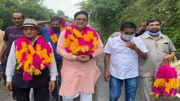 हिमाचल प्रदेश कुश्ती संघ के अध्यक्ष चंद्र मोहन शर्मा का फतेहपुर में हुआ भव्य स्वागत