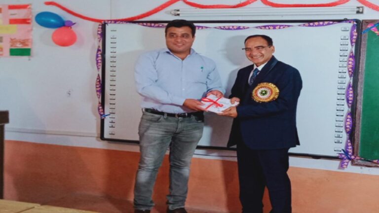 33 वर्ष शिक्षा विभाग में सेवा देने के बाद अमृत शर्मा सेवा निवृत्त