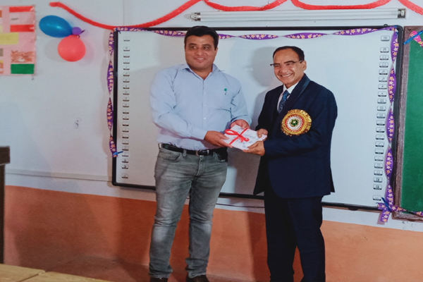 33 वर्ष शिक्षा विभाग में सेवा देने के बाद अमृत शर्मा सेवा निवृत्त