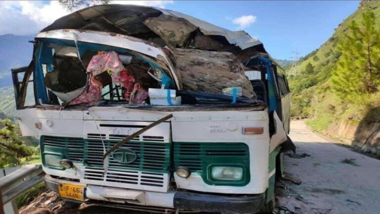 भूस्खलन की चपेट में आई एचआरटीसी बस,अंदर सो रहे चालक-परिचालक की बाल बल बची जान