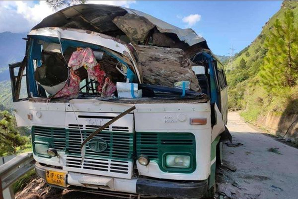 भूस्खलन की चपेट में आई एचआरटीसी बस,अंदर सो रहे चालक-परिचालक की बाल बल बची जान