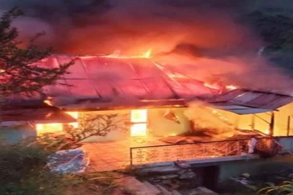 गहरी नींद में थे परिवार के लोग, अचानक ढाई मंजिला मकान में लगी आग, 20 लाख का नुकसान