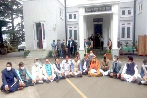 विधानसभा अध्‍यक्ष विपिन सिंह परमार को हटाने की मांग पर अड़ा विपक्ष