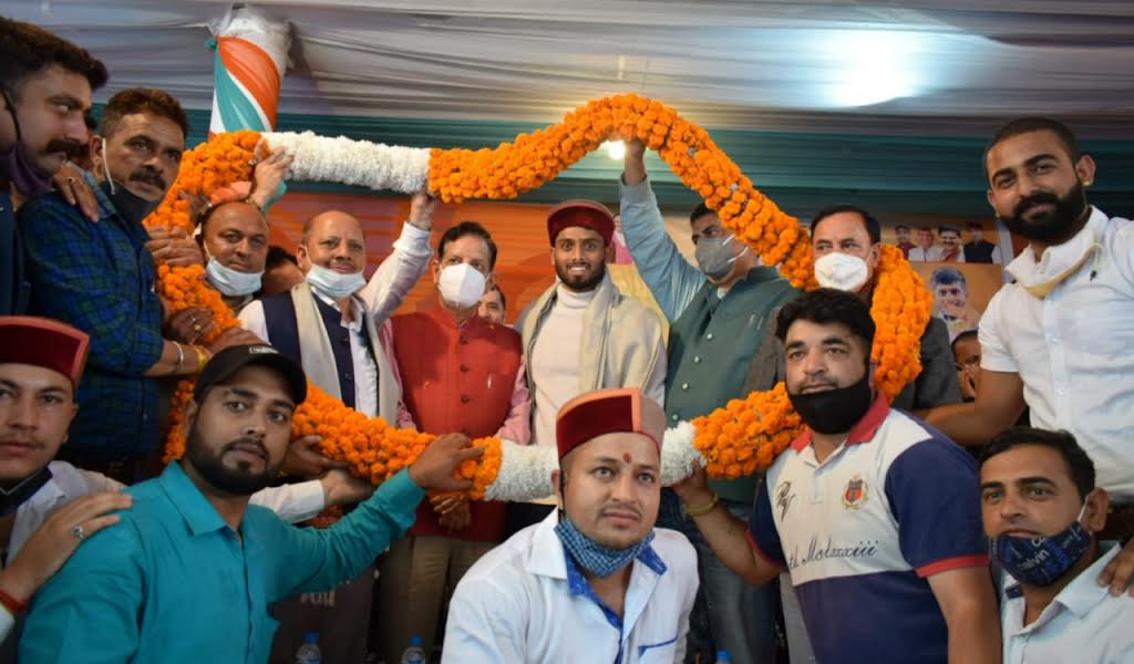 भारतीय हॉकी टीम के खिलाड़ी वरुण शर्मा का बनीखेत में भव्य स्वागत