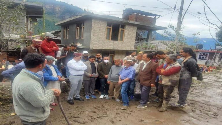 बाढ़ प्रभावित बुरूआ गांव में प्रभावित परिवारों की मदद के लिए पहुंचे मंत्री गोविंद ठाकुर