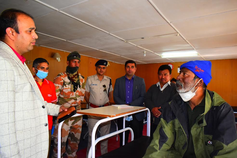 खंमीगर ग्लेशियर पर ठहरे पर्वतारोही दल के रेस्क्यू किए गए सदस्यों का काजा पहुंचाया