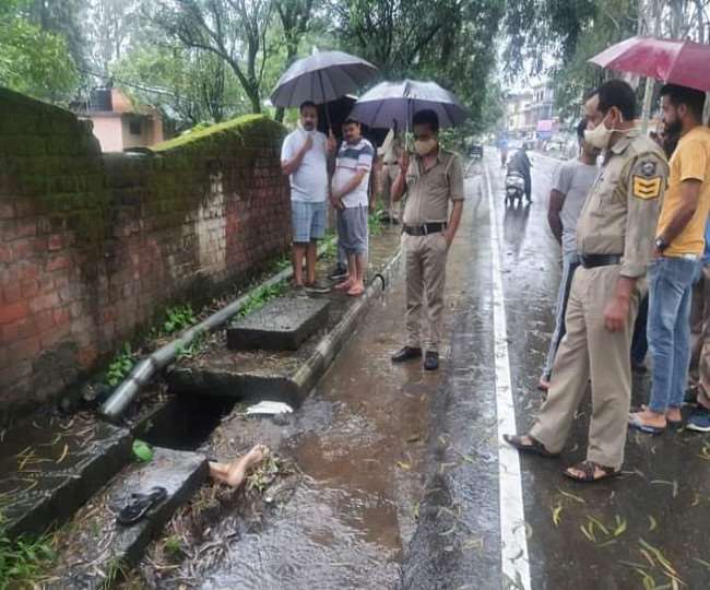 घुमारवीं में सड़क किनारे नाली में मिली व्‍यक्ति की लाश,