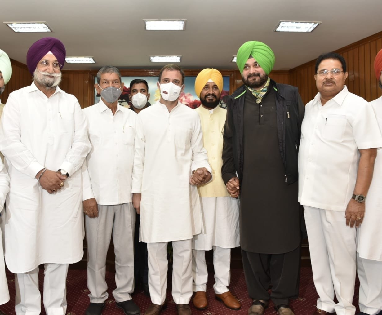 पंजाब को मिला पहला दलित CM, चरणजीत सिंह चन्नी ने ली शपथ