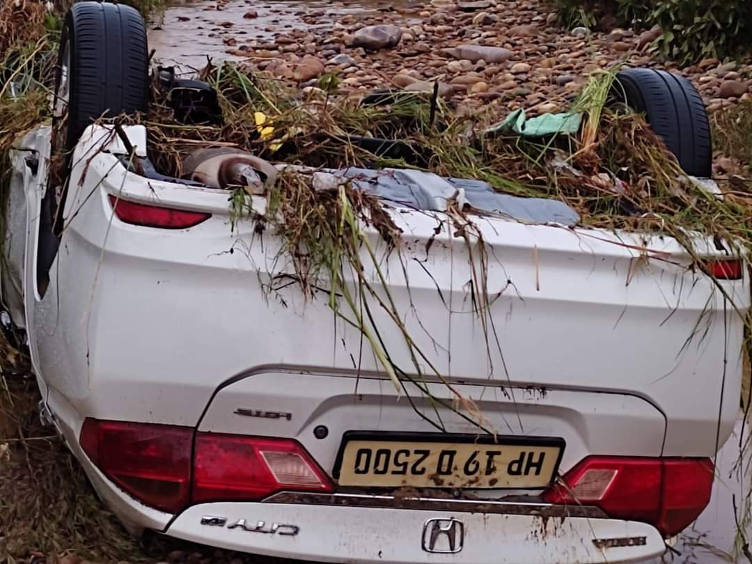 ऊना जिला की गगरेट की खड्ड में गुरुवार देर शाम से चल रही तेज बरसात के कारण पानी का तेज बहाव आ जाने के कारण गगरेट का एक उद्योगपति खड्ड में बहने से बाल बाल बच गया। जानकारी के अनुसार व्यवसायी ने दियोली मन्हासा खड्ड के तेज बहाव में अपनी गाड़ी डाल दी। जिस पर पानी की तेज गति का अंदाजा न लगने के कारण व्यवसाई की कार पानी में बहने लगी। कार पानी मे बहने के कारण व्यवसाई में कार में बहने लगा तो वहां खड़ी एक निजी उद्योग के कामगारों की बस में सवार कामगारों ने बिना कुछ समय खोए व्यवसाई को बाहर निकाल लिया जिस पर व्यवसाई की जान तो बच गई लेकिन गाड़ी खड्ड के तेज वहाब में बह गई । पिछले दो दिन दिन से रुक रुक कर हो रही इस बरसात से दियोली गाँव के कुछ घरों में पानी भी भरने की जानकारी है