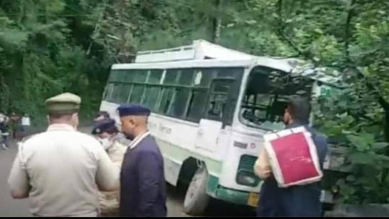 शिमला में HRTC बस ने दो युवकों को मारी टक्कर, चालक मौके से फरार , युवकों की हालत गंभीर