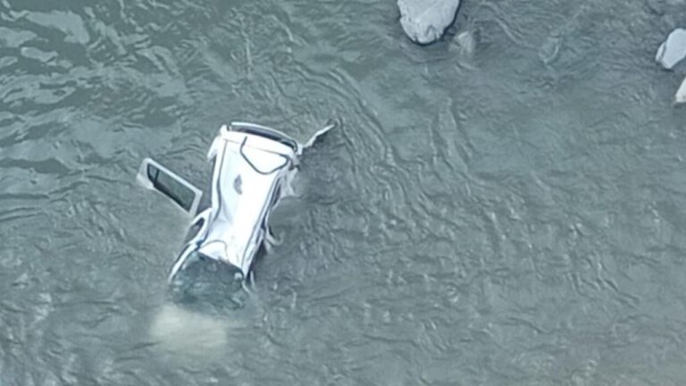 रावी नदी में समाई गाड़ी, पति की मौत, पत्नी लापता