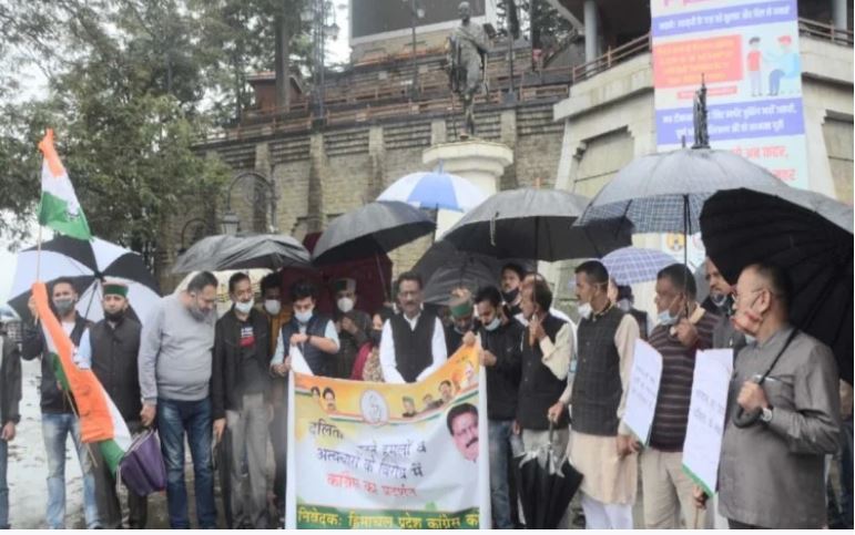 एससी वर्ग पर हमलों के विरोध में कांग्रेस का गांधी की प्रतिमा के सामने मौन प्रदर्शन,राज्यपाल को भी सौंपा ज्ञापन