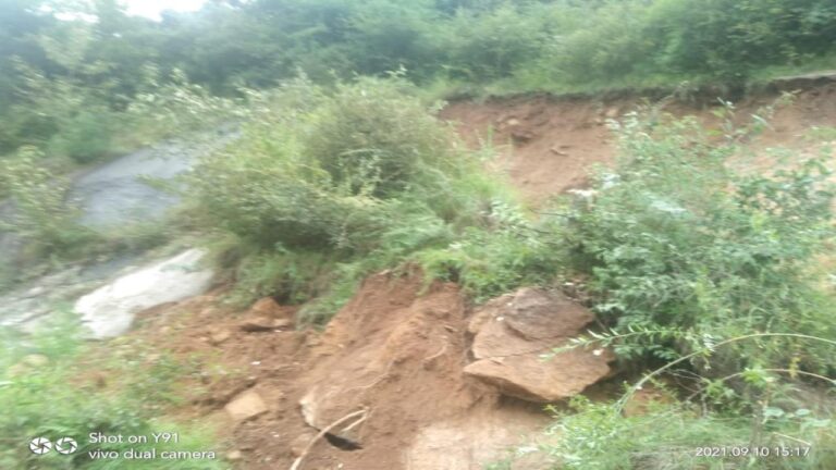 न्यूली से शनशेर रोड भारी बारिश के कारण