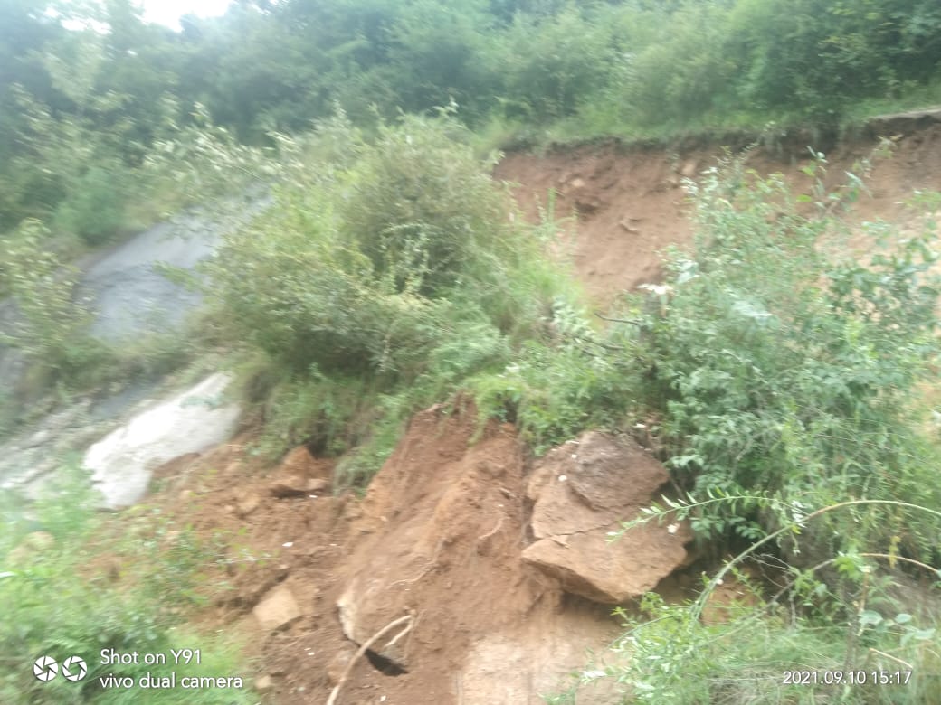 न्यूली से शनशेर रोड भारी बारिश के कारण