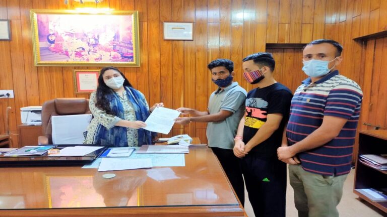 एनएसयूआई द्वारा एडीसी सिरमोर के माध्यम से माननीय मुख्यमंत्री हिमाचल प्रदेश को ज्ञापन