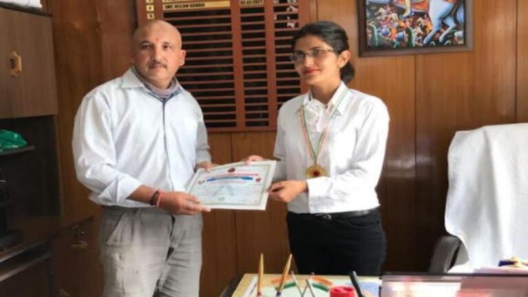 जिला परिषद अध्यक्षा नीलम ने कराटे में जीता गोल्ड मेडल