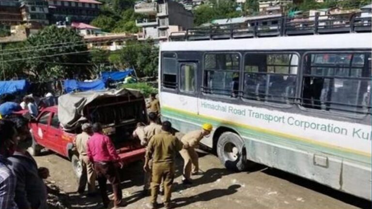 एचआरटीसी बस का चालक करंट लगने के कारण झुलसा