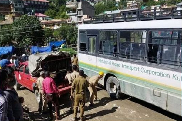 एचआरटीसी बस का चालक करंट लगने के कारण झुलसा