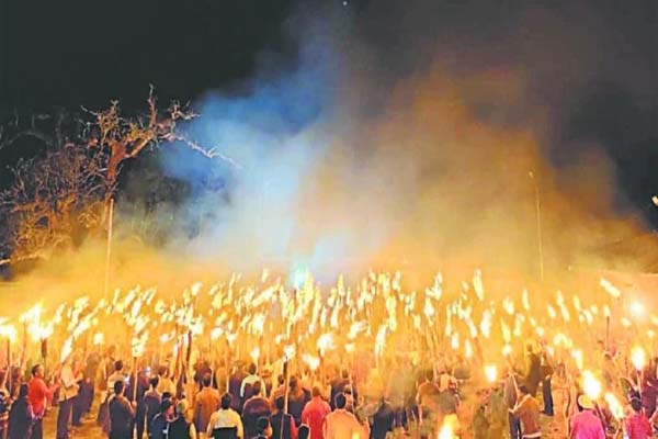 हाथों में मशाल जलाकर किया देवता का अभिनंदन, धूमधाम से मनाया जागरा महोत्सव