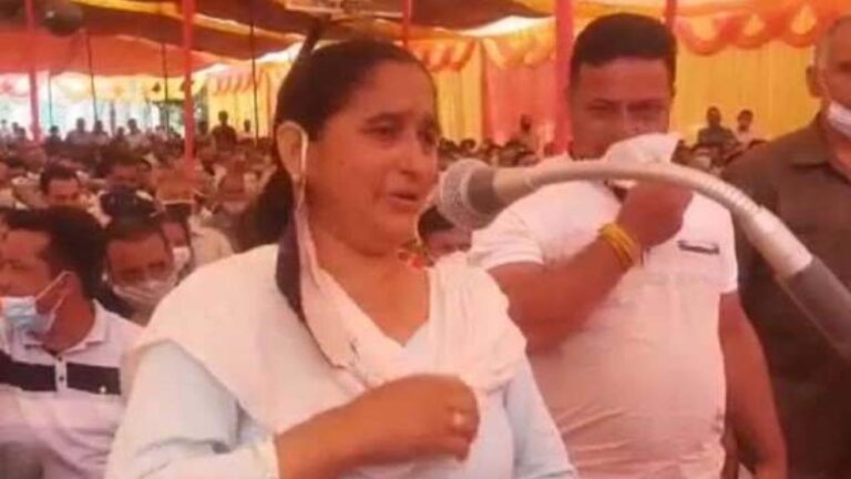 जनमंच में छलका दर्द: 15 साल से नहीं हुई पेयजल आपूर्ति, बारिश के पानी से गुजारा कर रही महिला