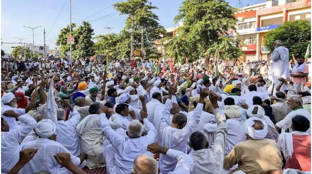 करनाल: तीन दौर की वार्ता बेनतीजा,किसानों का आंदोलन जारी, मोबाइल इंटरनेट और SMS सेवाएं बंद