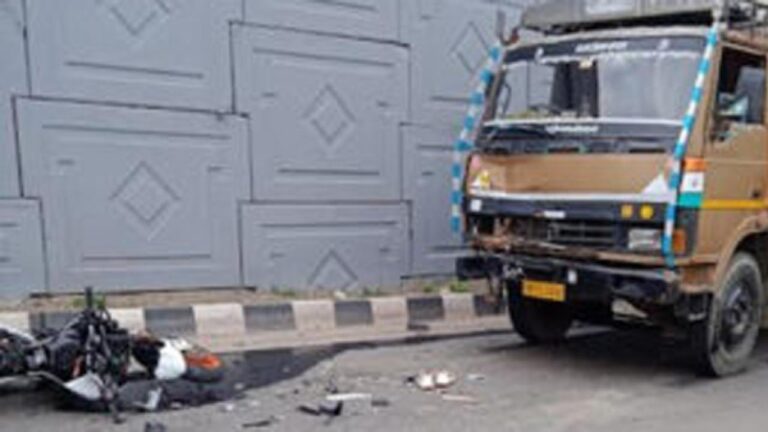 कुमारहट्टी : ट्रक व बाइक की आमने-सामने की टक्कर,एक युवक की मौत