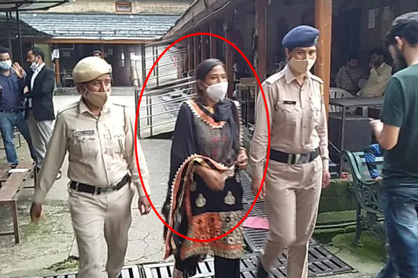 जानकारी के अनुसार, अपने प्रेमी संग फरार होने से पहले भी वो अपनी 9 और 2 साल की दो बेटियों को छोड़कर चली गई थी. कांगड़ा जिला की रहने वाली इस महिला का नाम हीना है, जिसने मंडी शहर के रविनगर वार्ड निवासी युवक के साथ 2011 में लव मैरिज की थी. यहां पर भी इसने दो बेटियों को जन्म दिया, लेकिन जब प्रेमी संग फरार होने की बात आई तो दो वर्ष की मासूम को छोड़कर चली गई. कुछ वर्ष पहले जब इसकी सास की मृत्यु हुई थी तो उस वक्त भी ये घर छोड़कर चली गई थी, जिसे बाद में ढूंढकर लाया गया था. एक वर्ष तक अपने प्रेमी के साथ रहने के बाद जब वापिस अपने ससुराल आई तो दो नवजात बच्चियों को मौत के आगोश में सुला आई.