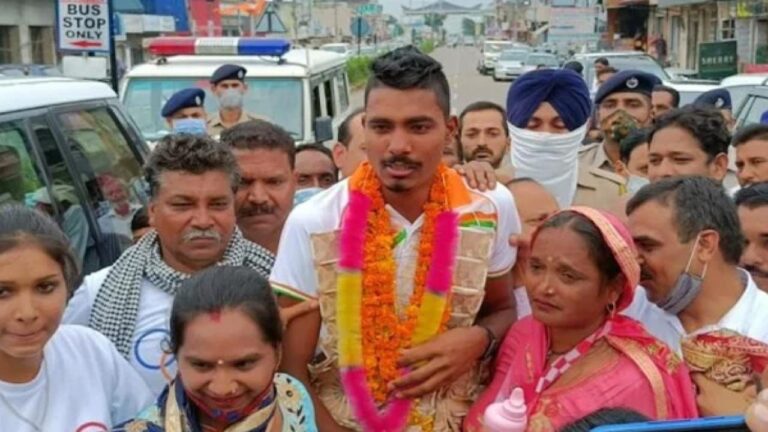 टोक्यो पैरालंपिक में रजत पदक जीतकर देश का नाम चमकाने वाले निषाद कुमार घर पहुंचे