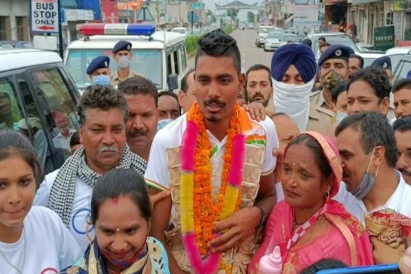 टोक्यो पैरालंपिक में रजत पदक जीतकर देश का नाम चमकाने वाले निषाद कुमार घर पहुंचे