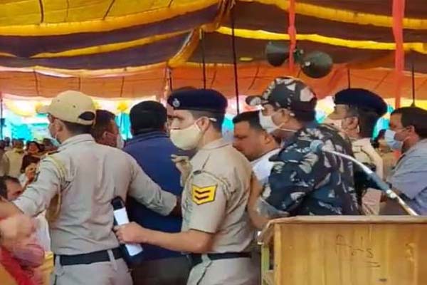 जनमंच में खनन के मामले को लेकर मंत्री के सामने उलझ पड़े लोग