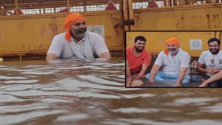 भारी बारिश के बीच किसानों का धरना प्रदर्शन जारी, वायरल हो रही राकेश टिकैत की तस्वीरें
