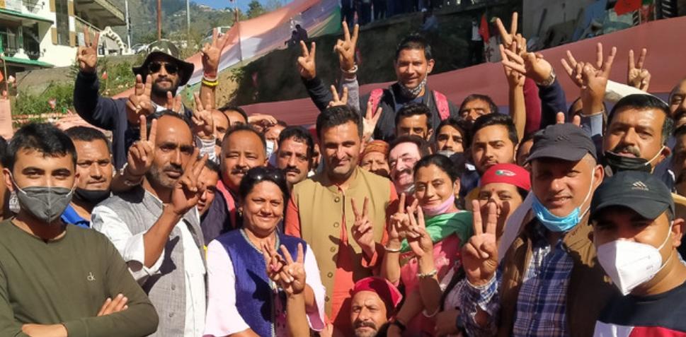 जुब्बल-कोटखाई उपचुनाव : चेतन बरागटा की बगावत, नामांकन के लिए जुटी समर्थकों की भीड़