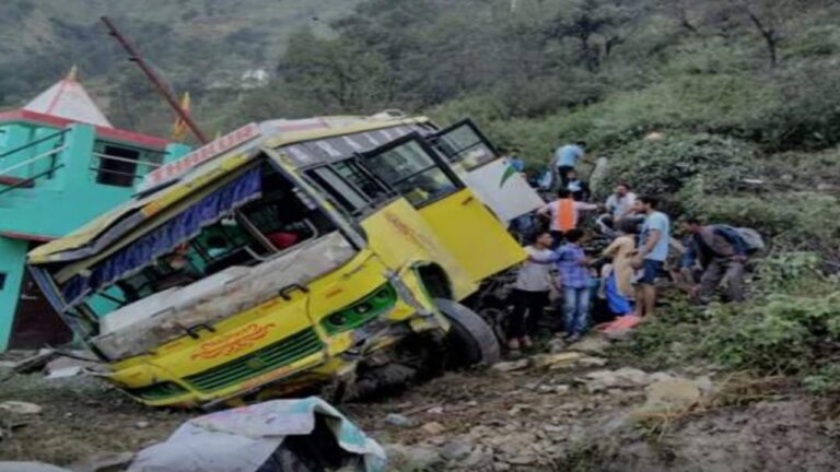 चंबा-भरमौर मार्ग पर करियां में निजी बस दुर्घटनाग्रस्‍त, 20 से ज्‍यादा यात्री घायल
