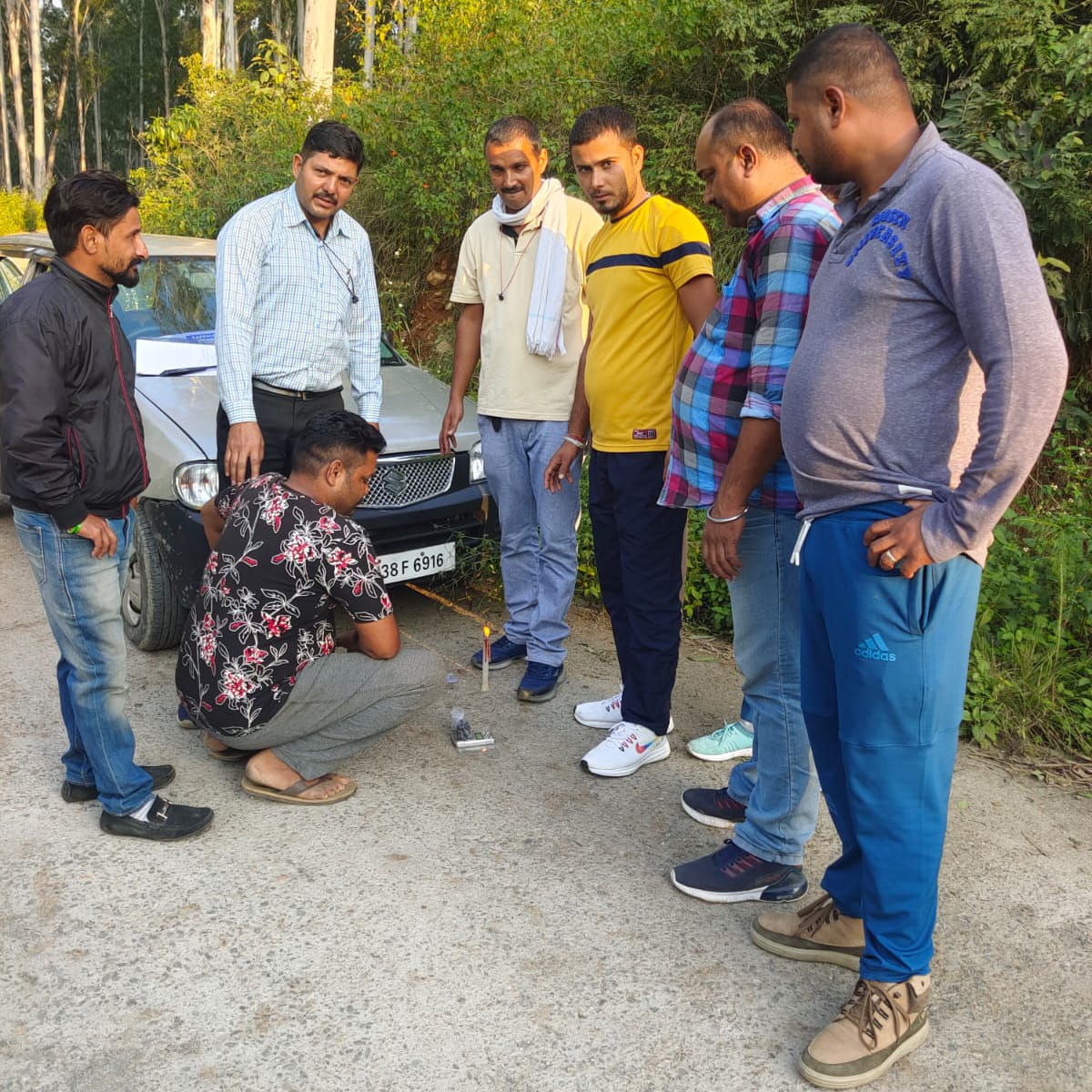 राजा का तालाब :-. पुलिस थाना नूरपुर की पुलिस चौकी रैहन के अंतर्गत आते गांव गोलवां में सोमवार को जिला नार्कोटिक्स की टीम ने एक व्यक्ति से 66.45 ग्राम चरस बरामद की।मिली जानकारी के अनुसार गोलवां निवासी रमन कुमार पुत्र विनोद कुमार से सोमवार को पैदल ही दरेड़ से गोलवां की तरफ जा रहा था। इसी बीच पैट्रोलिंग पर जा रहे जिला नार्कोटिक्स के एएसआई हमीद मोहम्मद और उनकी टीम को गाड़ी में सवार देखकर रमन कुमार हड़बड़ा गया। और भागने की कोशिश करने लगा। परन्तु टीम ने गाड़ी से उतरकर उसका पीछा करके थोड़ी ही दूरी पर उसे धर दबोचा। इससे पहले जिला नार्कोटिक्स की टीम उसकी तालाशी लेती। उसने जेब से पुड़िया को निकाल कर झाड़ियों में फेंक दिया। टीम ने जल्द ही झाड़ियों में फैंकी गई पुड़िया को ढूंढ निकाला।जब पुड़िया को चेक किया गया।तो वो चरस निकली।जिला नार्कोटिक्स टीम के प्रभारी हमीद मोहम्मद के अनुसार रमन कुमार से कुल 66.45 ग्राम चरस बरामद की गई। जबकि रमन कुमार को गिरफ्तार करके आगे की कार्यवाही अमल में लाई जा रही है।पुलिस थाना नूरपुर के डीएसपी सुरिन्द्र कुमार शर्मा ने मामले की पुष्टि की है। फोटो कैप्शन; सोमवार को पैट्रोलिंग के दौरान 66.45 ग्राम चरस के साथ पकड़ा गया आरोपी रमन कुमार जिला नार्कोटिक्स टीम के साथ