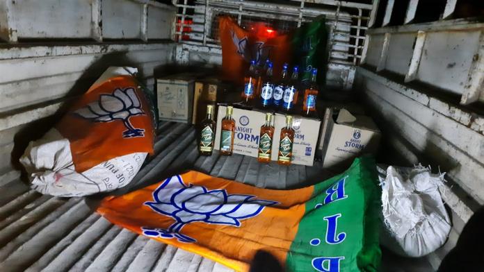 रामपुर: कांग्रेस कार्यकर्ताओं ने आधी रात में पकड़ी शराब , गाड़ियों में मिले भाजपा प्रत्याशी के पोस्टर और बैनर