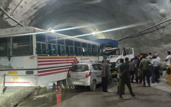 मंडी: औट टनल में बस और ट्रक की भिड़ंत में एक व्यक्ति की मौत,13 घायल
