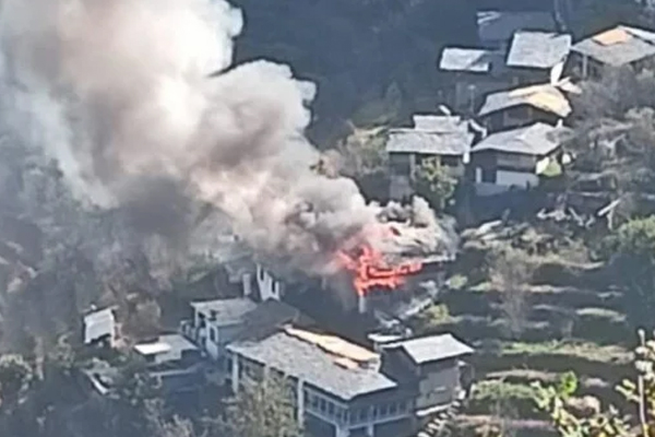 चंबा: सात कमरों का तीन मंजिला मकान जलकर राख