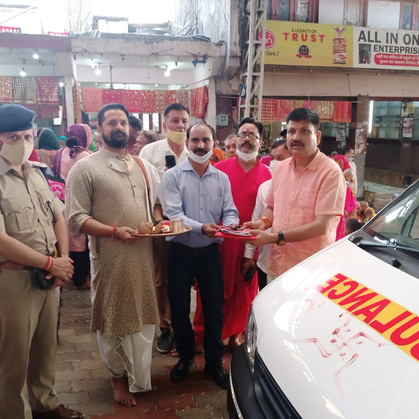 नवरात्र की अष्टमी को तेजराम धर्मपाल चैरिटेबल ट्रस्ट ने ज्वालामुखी मंदिर को SDM के माध्यम से दान दी एम्बुलैंस