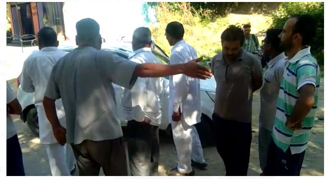 फतेहपुर उपचुनाव में नही रुक रहा भाजपा का विरोध, टटवाली से भाजपा कार्यकर्ताओं को लोगो ने भगाया