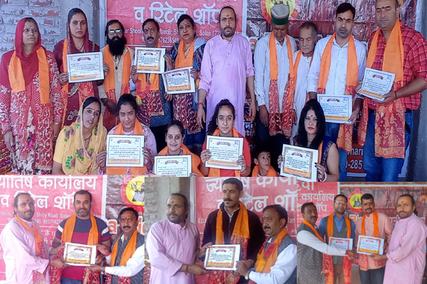 विभिन्न क्षेत्रों में बेहतर कार्य करने वाले समाजसेवियों और संस्थानों को किया सम्मानित