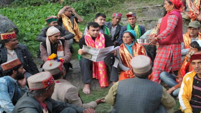 विकास के सपने संजोए शाक्टी-मरौड़ की संवरेगी किस्मत, 60 किमी पैदल सफर करने के बादगांव पहुंचे डीसी आशुतोष गर्ग